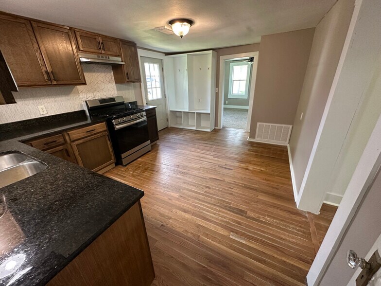 Building Photo - 204 S 11th St