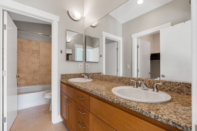 Building Photo - Modern 2BD/2BA Townhome w/ Private Yard, G...