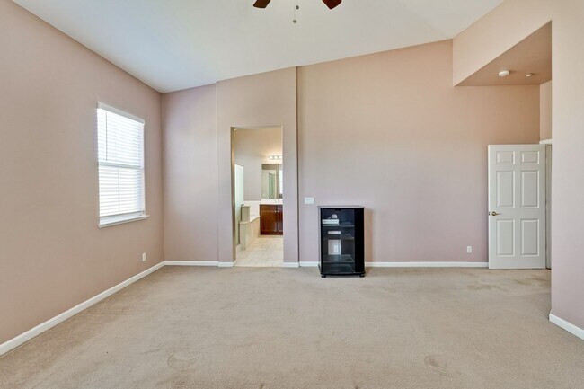 Building Photo - Spacious 3 Bedroom, 2 Bathroom Home with D...