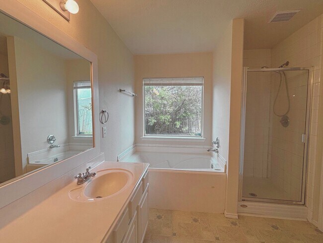 Building Photo - 18207 Hanover Glen Ln