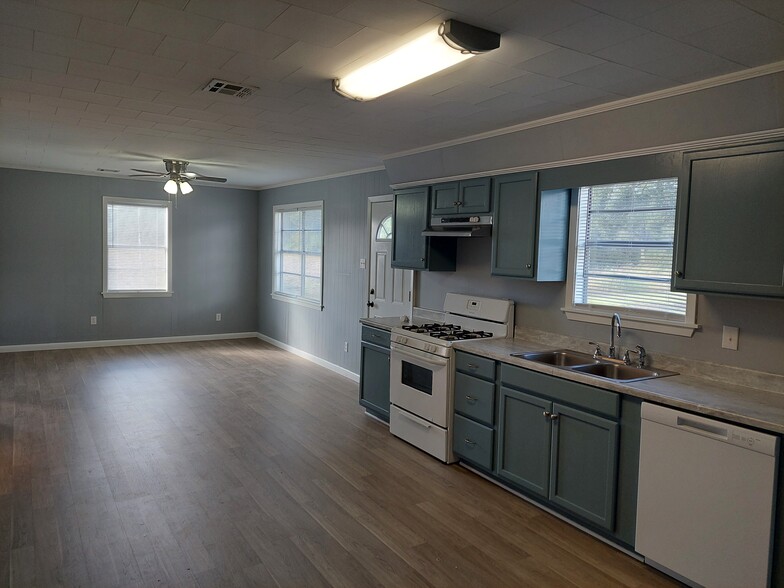 Kitchen and Dining room - 143 Dandurand Rd