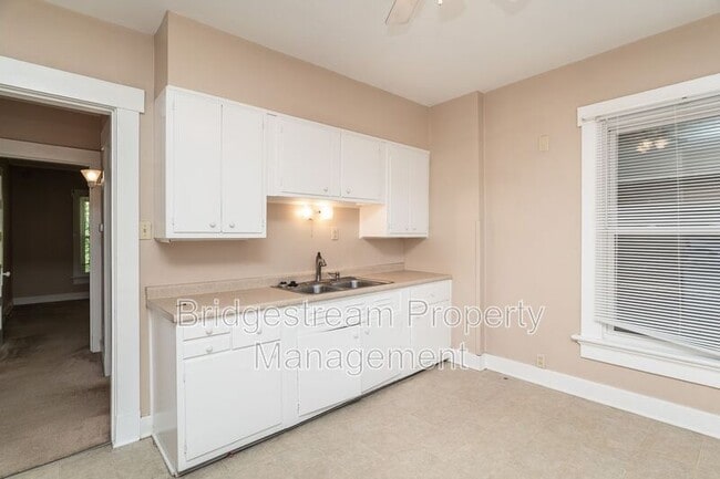 Building Photo - 1104 Huffman Ave