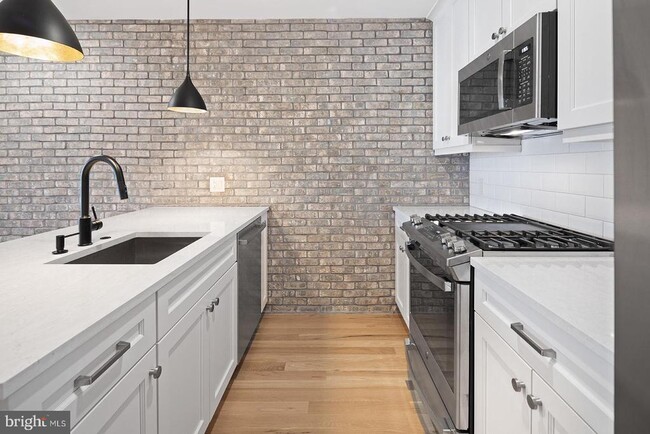 Building Photo - 806 N 2nd St