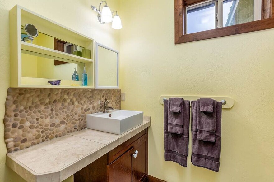 Building Photo - 1018 NW Ogden Ave