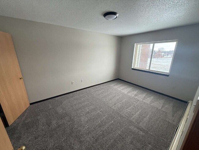 Building Photo - 3 Bedroom | 2 Bathroom 2nd Floor Unit in Oelwein - AVAILABLE JUNE!