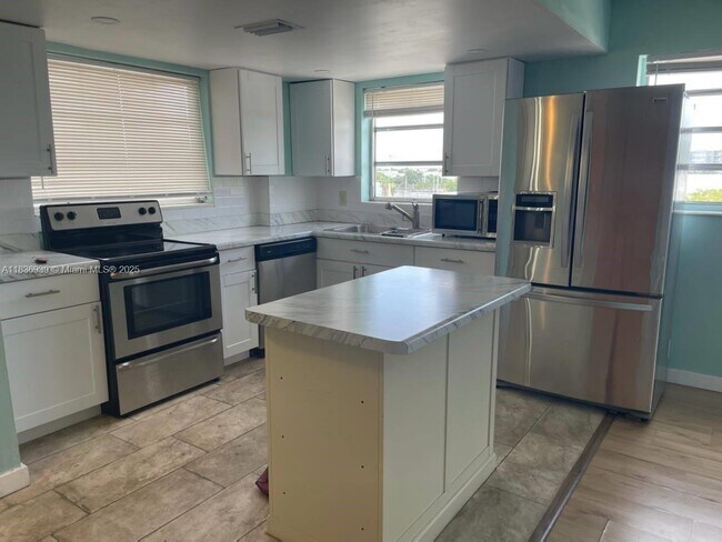 Building Photo - 16410 Miami Dr