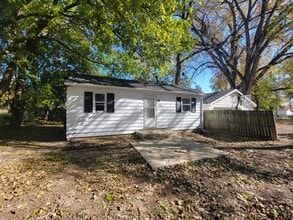 Building Photo - Cute 2 Bedroom / 1 BA AVAILABLE NOW!