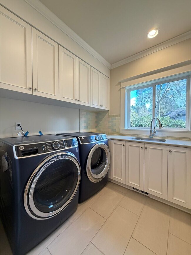 Building Photo - Gorgeous Custom Home In the Uplands Neighborhood. 4bd plus office. 2944sf.