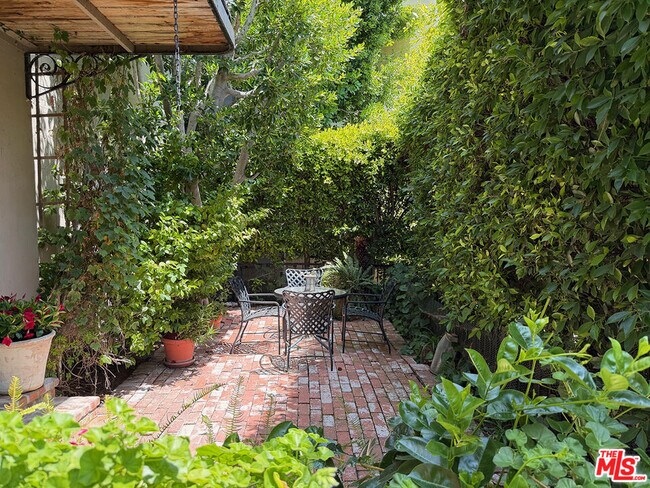 Building Photo - 8727 Shoreham Dr