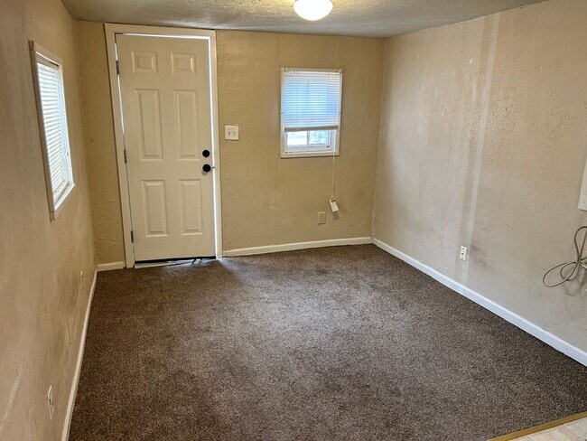 Building Photo - Great Studio, Available Now!