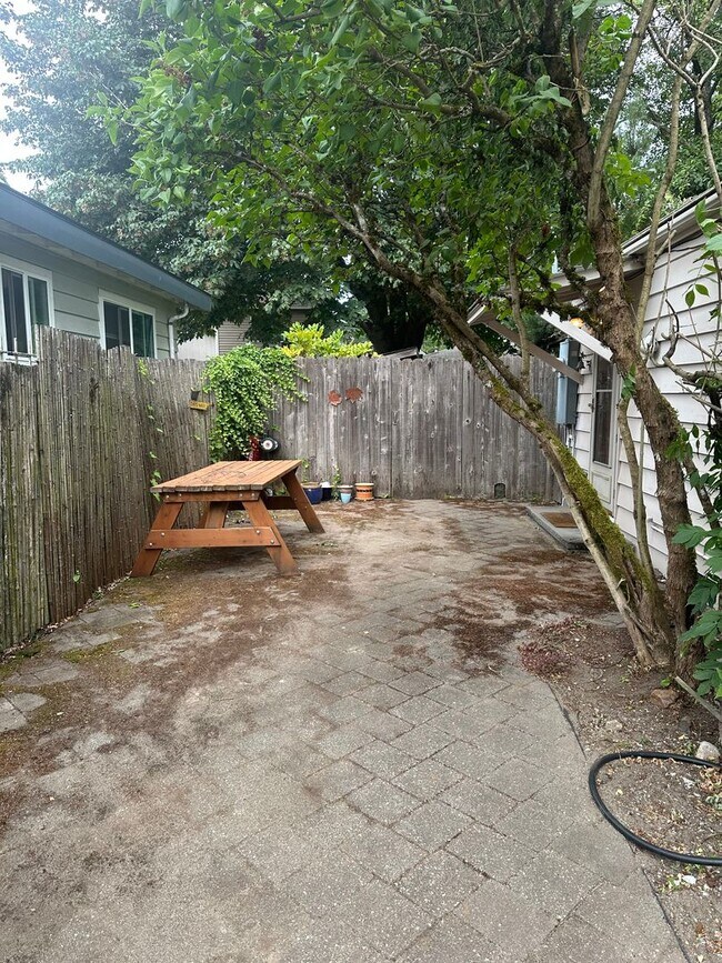 Building Photo - Charming 2-Bedroom, 1-Bathroom House in North Seattle.
