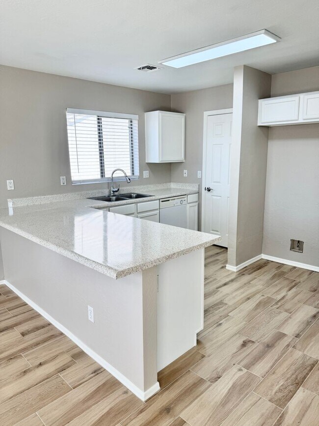 Building Photo - Remodeled 5 Bedroom/3 Bath Home. Upgraded Flooring & Kitchen!