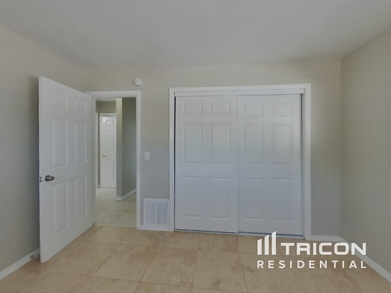 Building Photo - 1456 Lakeview Dr