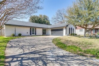 Building Photo - 2017 Garden Oaks Dr