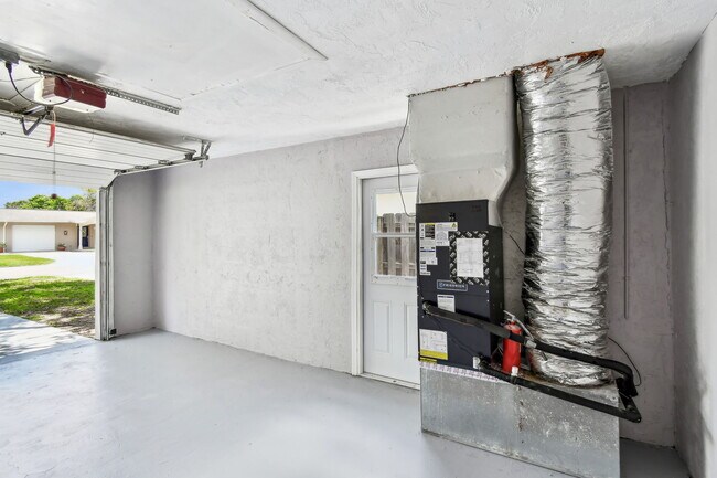 Building Photo - 528 Manor Dr