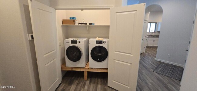 Building Photo - 701 Dylan Ct