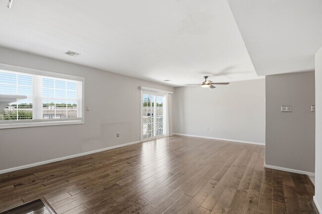 Building Photo - Stunning 3 Bedroom Townhome !