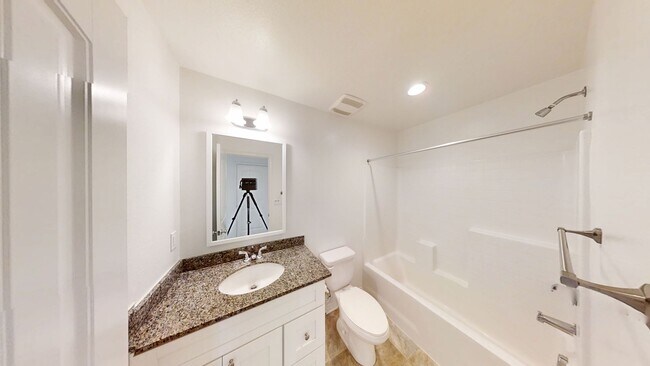 Building Photo - Beautiful 3Bed 2.5Bath