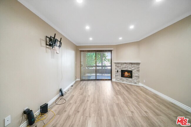 Building Photo - 15233 Magnolia Blvd