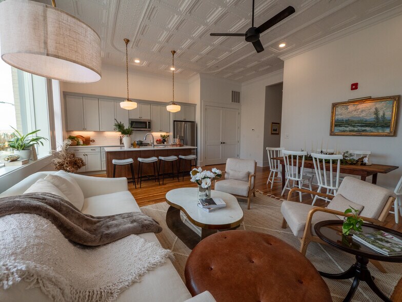 Building Photo - 121 N Main St