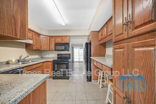 Building Photo - 220 Westridge Pl N