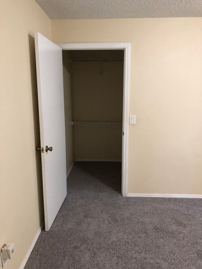 Building Photo - Don’t miss this beautiful 3-bedroom, 2-bath townhome in the desirable Island Cove Villas community!