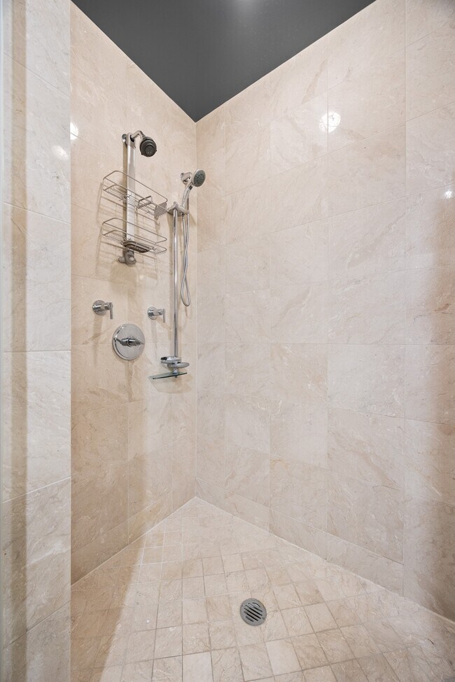 Building Photo - 10 E Delaware Pl