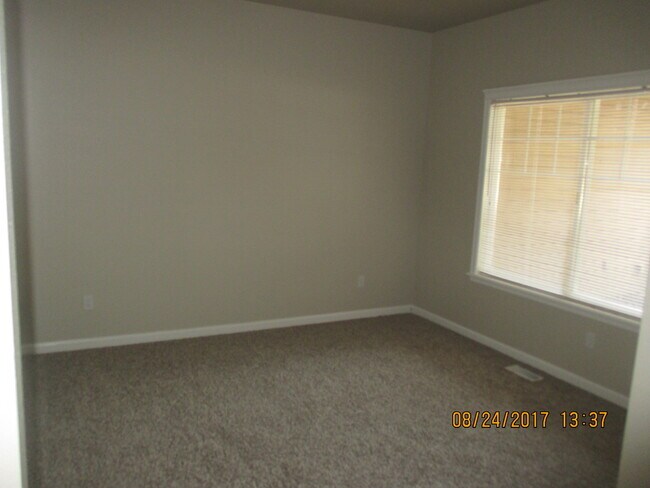 Building Photo - 4 Bedroom Home in Hobble Creek!