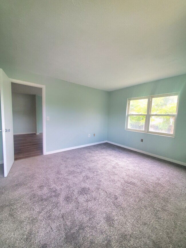 Building Photo - 1524 Lakeview Rd