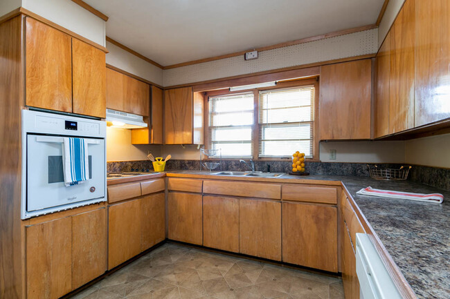 4-bedroom kitchen - 1817 College Heights Road