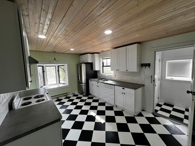 Building Photo - 1613 Hillcrest Dr