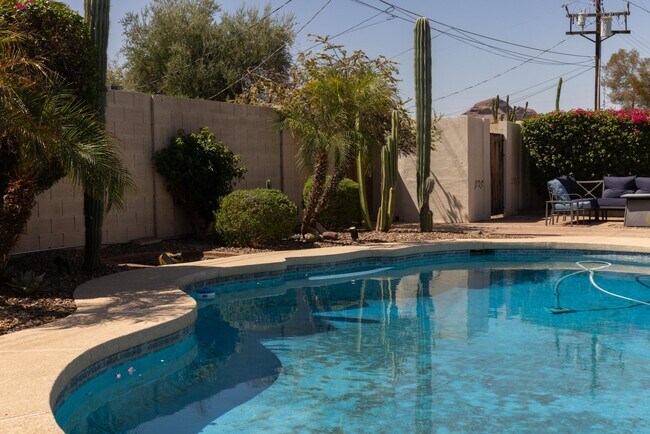 Building Photo - 6821 E Palm Ln