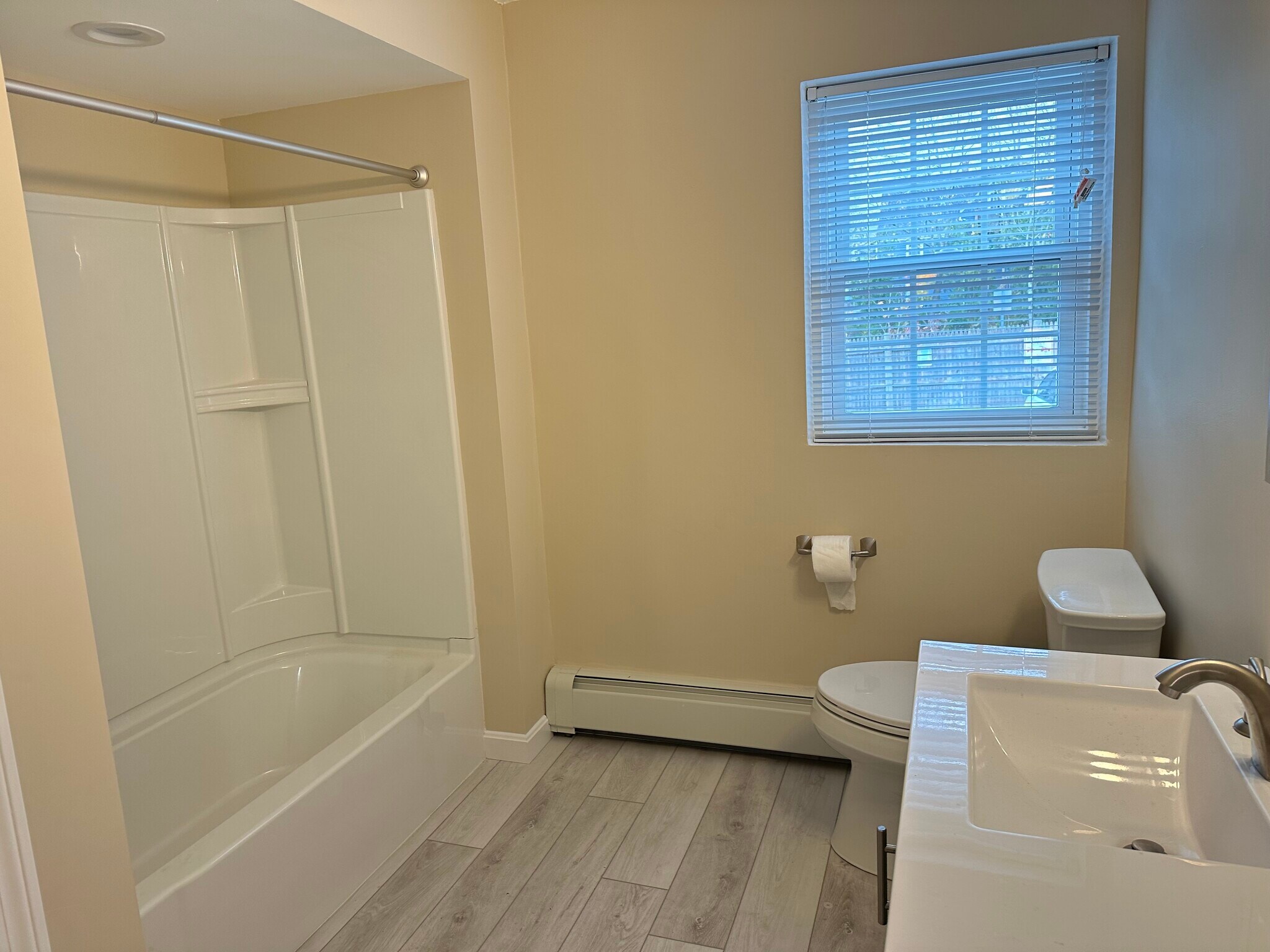 unit 1 bathroom pic2 - 75 Wales St