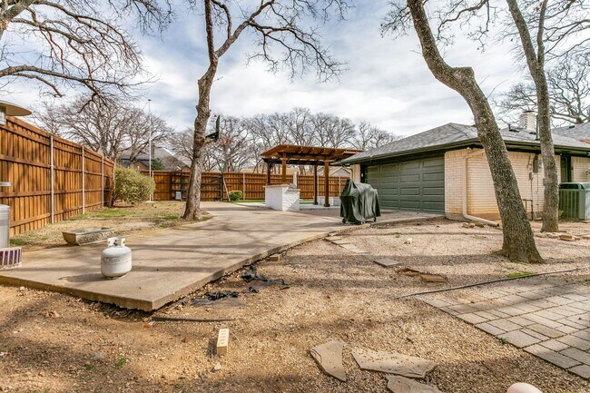 Building Photo - 4 bedroom with pool in Colleyville