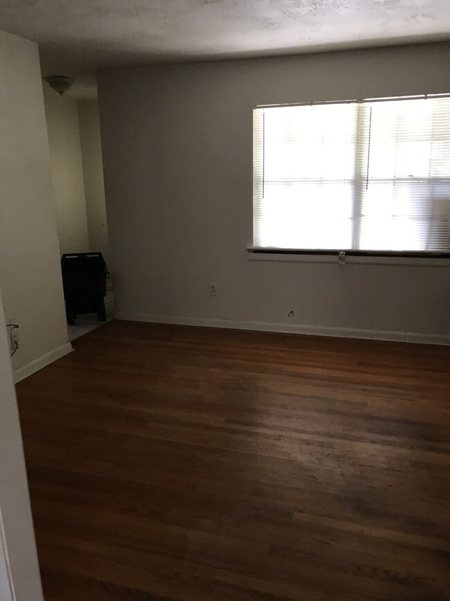 Building Photo - Beautiful Home! Perfect location