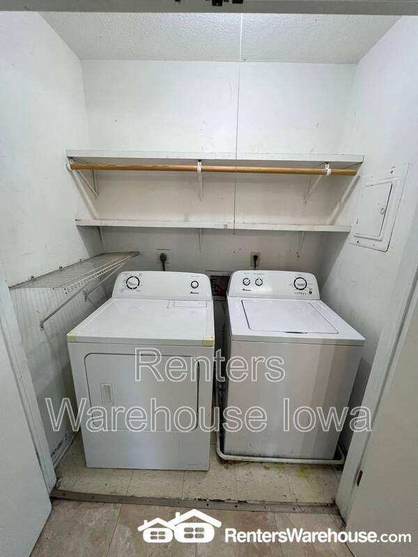 Building Photo - 910 E Railroad