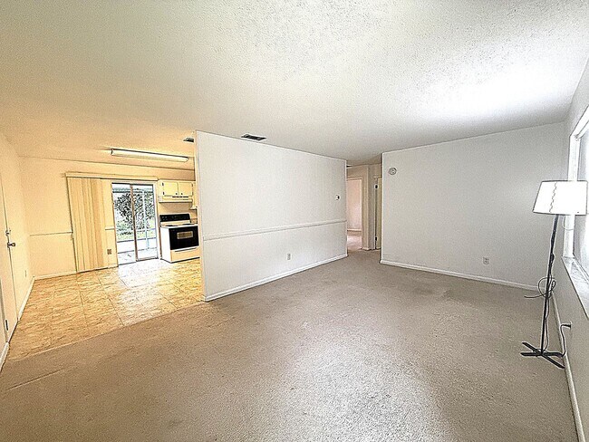 Building Photo - Charming 2 bedroom 1.5 bathroom home