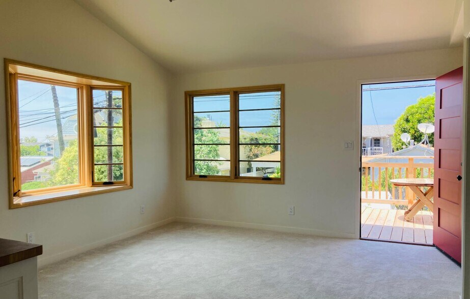 living room - 624 Bonair St