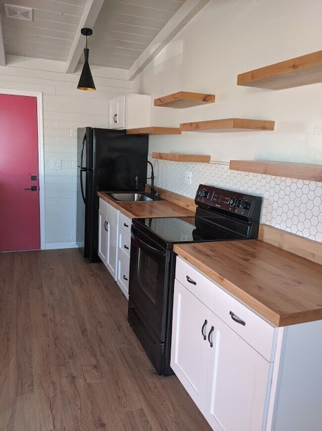 Building Photo - 2756 N Forgeus Ave