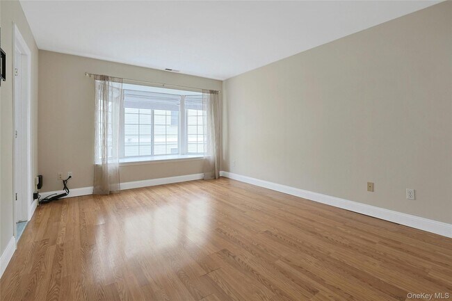 Building Photo - 5 Soundview St