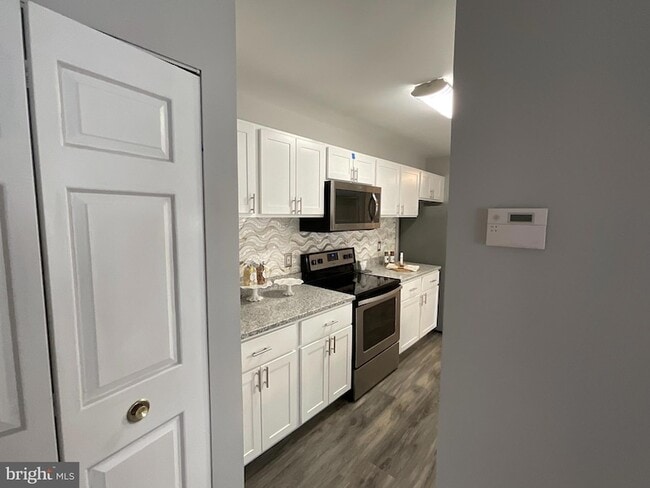 Building Photo - 9808 Lake Point Ct