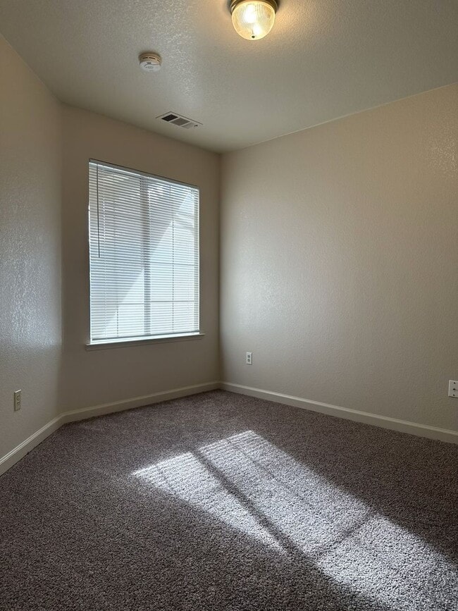 Building Photo - Adorbs 3/2 available NOW!!!