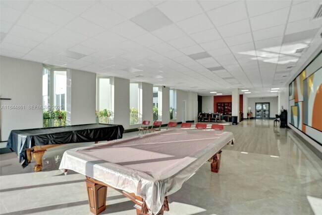 Building Photo - 3140 S Ocean Dr