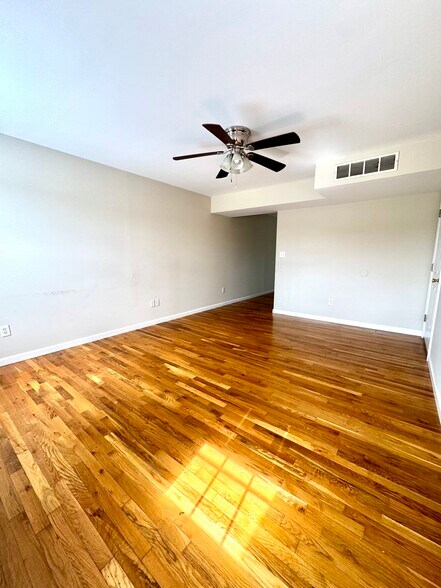 Building Photo - 641 Hampton Way