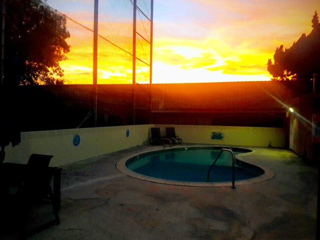 Building Photo - 9146 Somerset Blvd