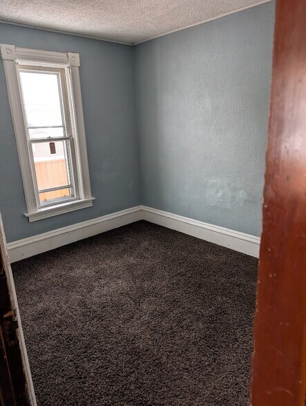 bedroom - 611 4th St SW