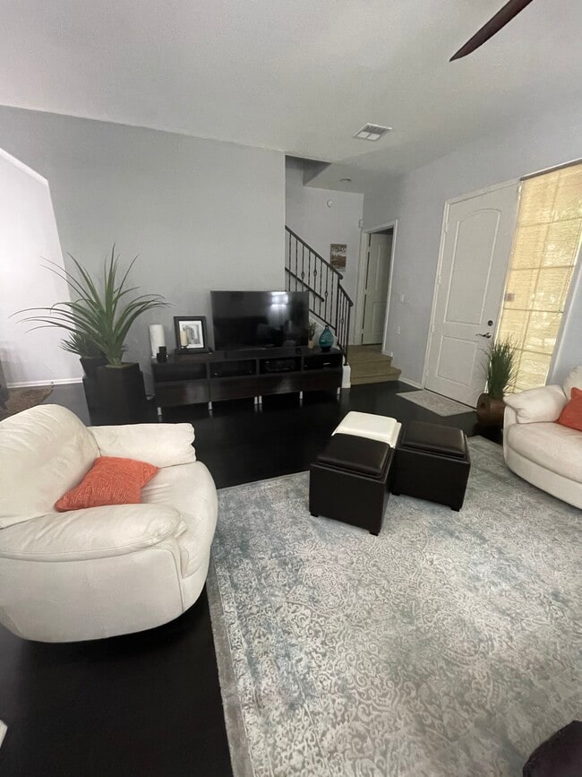 Living - 124 N California St