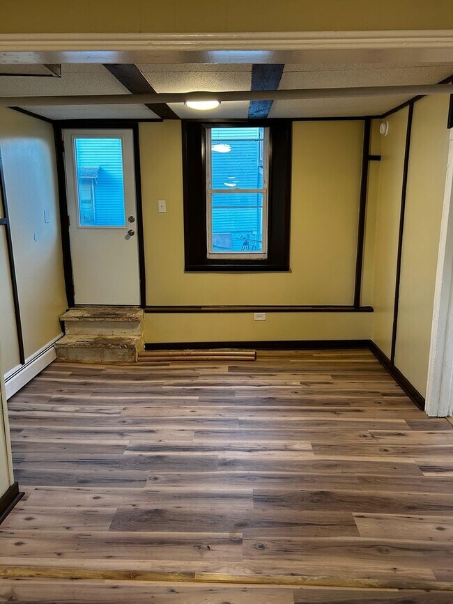 Building Photo - 92 Farview St