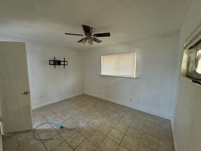 Building Photo - 3 bedroom 1.5 bathroom house!