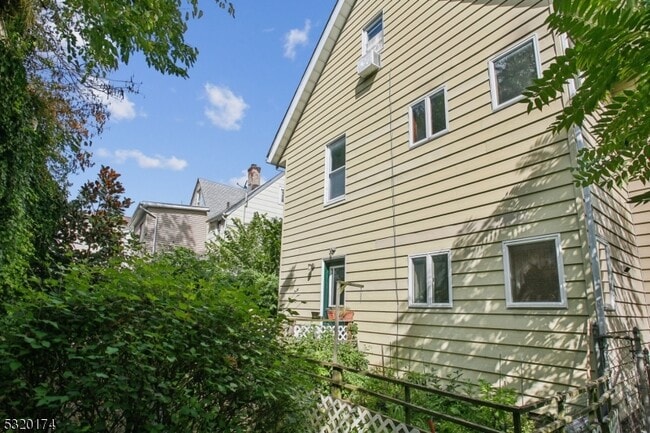 Building Photo - 16 Henry St